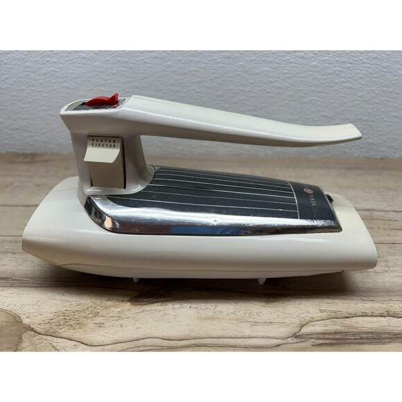 Vintage 1960s General Electric Portable 3 Speed Hand Electric Mixer Model 20M47 - Picture 4 of 16